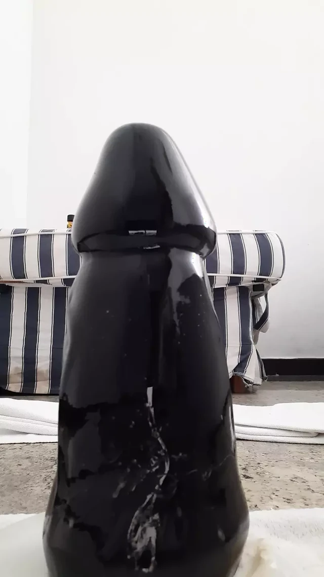 Удушаю дилдо