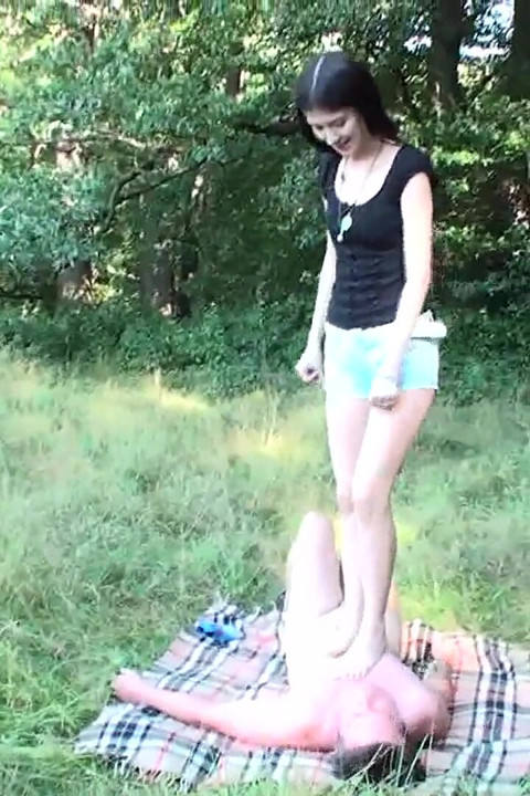 Human trampling mat for picnic