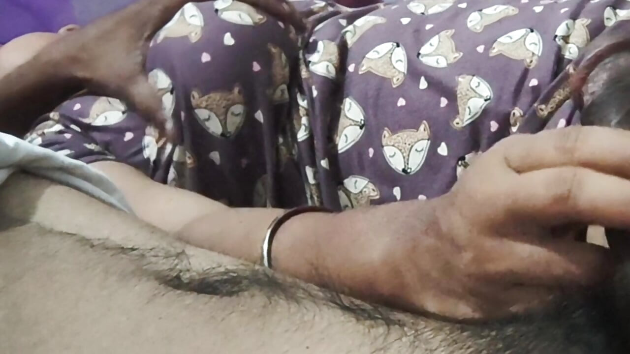 Desi Bhabhi dał gorące obciąganie i ogromny ręczna robota wytryski