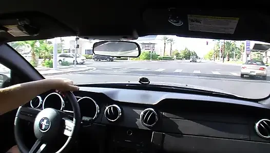 Sarışın sürtük sert büyük yarak emmeyi ve onları boşaltmayı seviyor