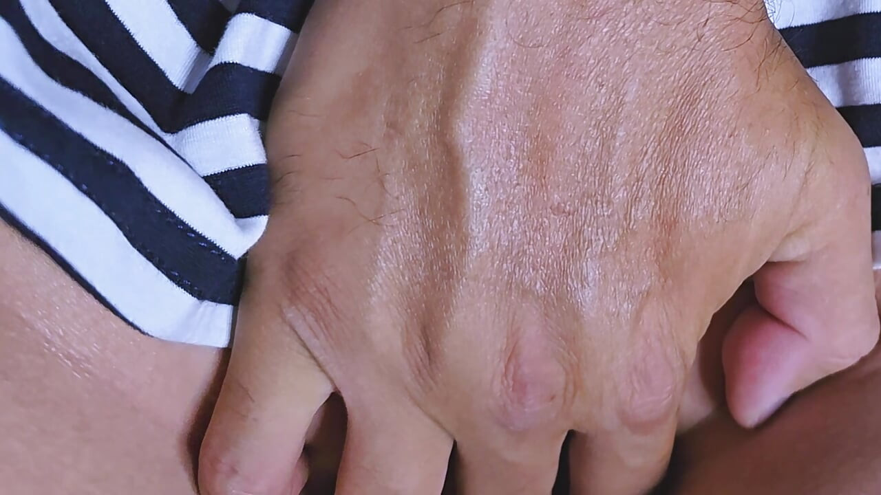 ผู้ชายแปลกหน้าสัมผัสหีของเธอในรถไฟใต้ดินของเธอ เธอไม่สวมชุดชั้นในในการขนส่ง