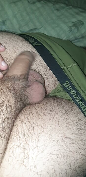 躺在床上玩弄我那根又硬又小的雞巴。我一定要射出來！