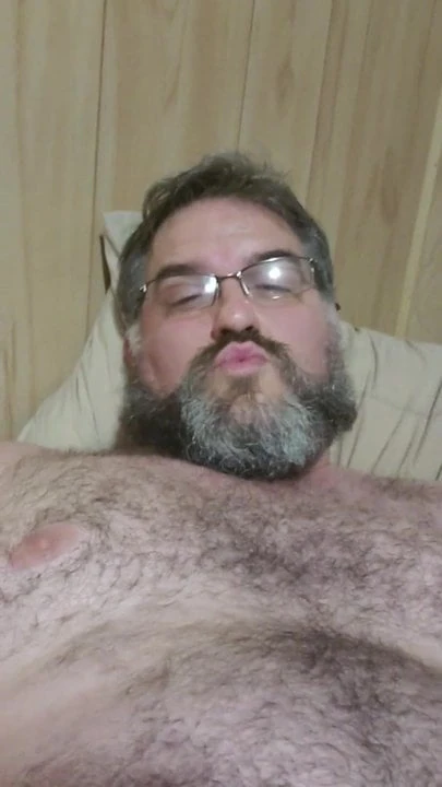 Bearded guy cums