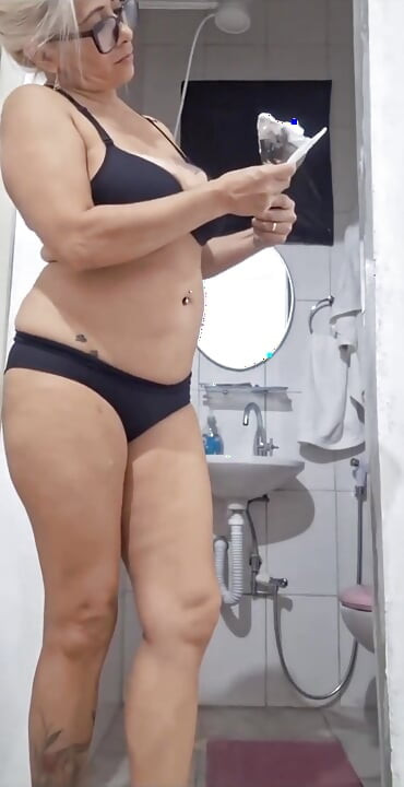 Come and Stick Your Dick in My Pussy While I Put Putty on the Wall.
