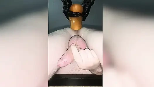 Evli kadın boşalana kadar kocasını büyük dildoyla sikiyor. Femdom. Ev yapımı.