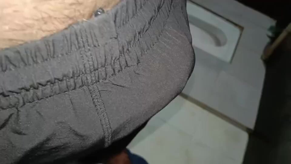 Adam kendi kendine mastürbasyon yapıyor