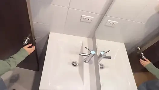 Мы занимаемся сексом в ванной, пока мой муж на кухне