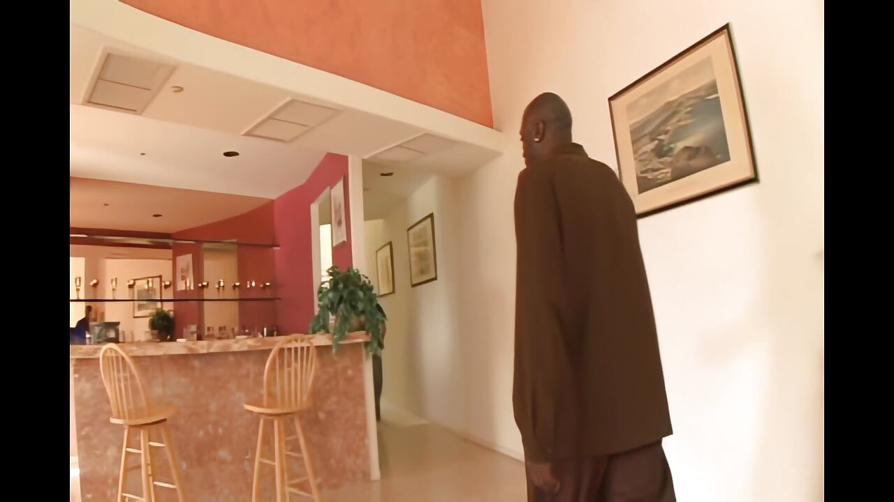 Una Hermosa Morena Desafiada