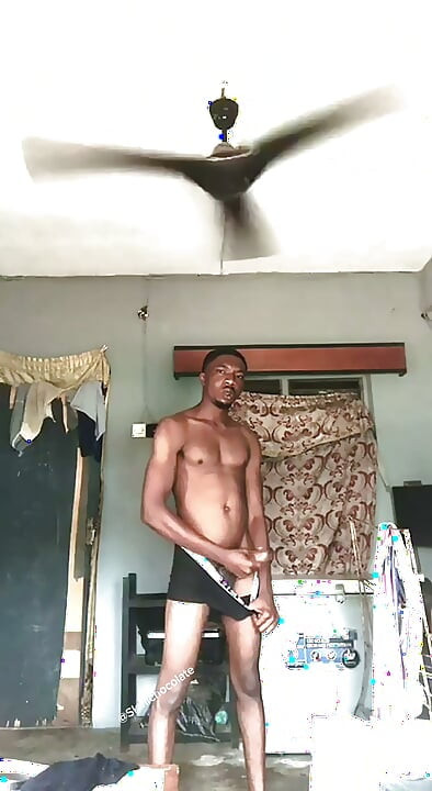 Solo en casa y masturbándose en cámara