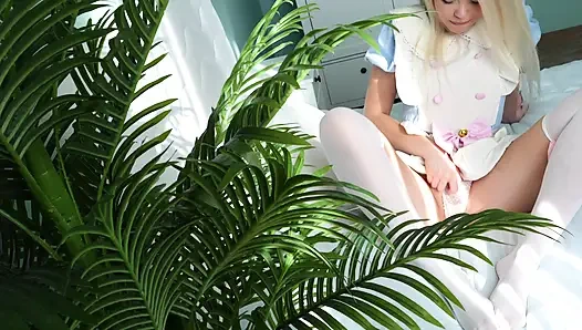 Sıkı bir vajina ve tatlı ağızla sevişen güzel bir anime kızı. Boşalma vajinasına