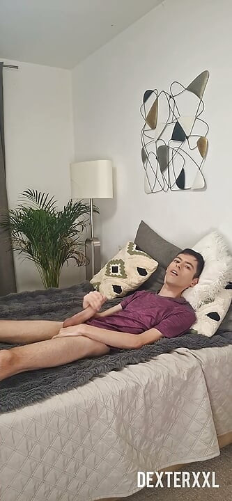 Rafael, un jeune gars sexy et maigre, baise un vieux cul potelé