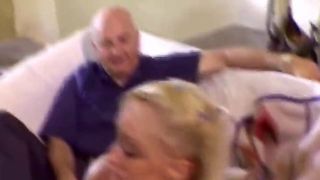 Rondborstige blonde vrouw genoot ervan om een andere vreemde anale seks te neuken