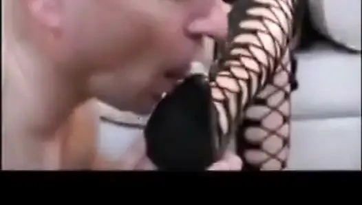 Сапожная рабыня должна очистить черные и розовые сапоги дам!