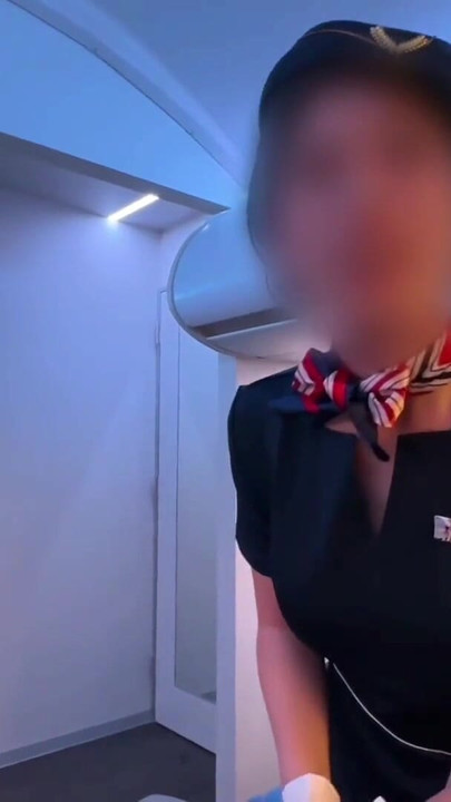 Stjuardesa Servis Seks. Njezino pušenje i svršavanje u pičku ponuđeno umjesto obroka(#386) | Isječak 2