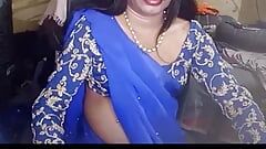 Indische travestiet in blauwe saree