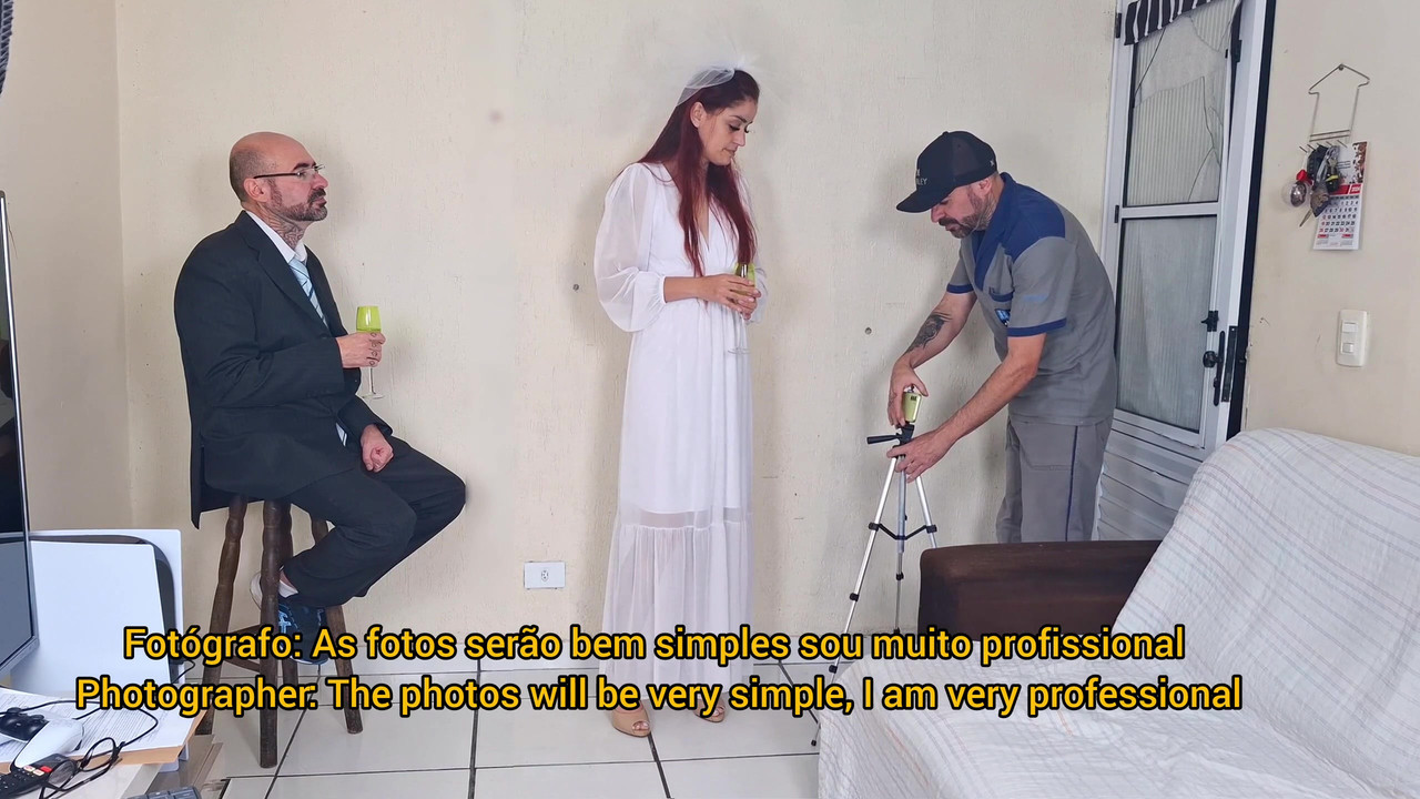 新婚新娘在拍照，而她的丈夫在外面等待