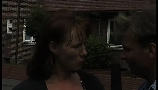 Blonde milf gibt ein interview