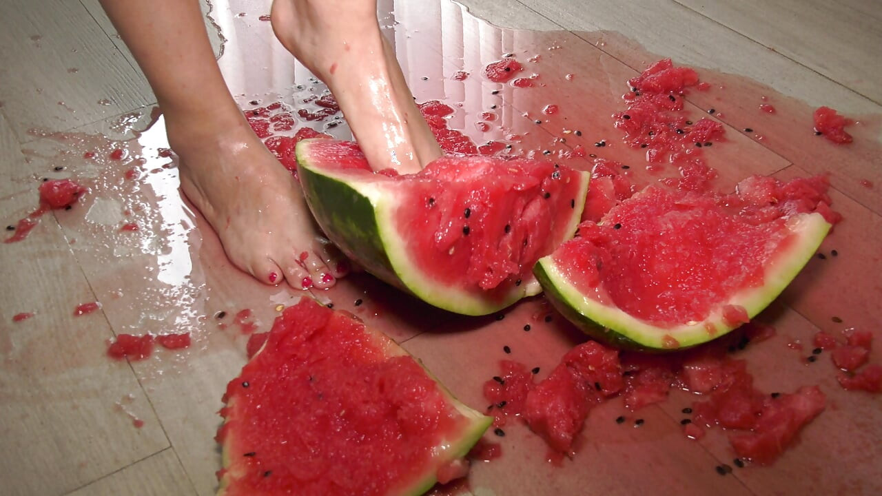 Vollbusige MILF präsentiert ihre füße und spielt mit einer wassermelone