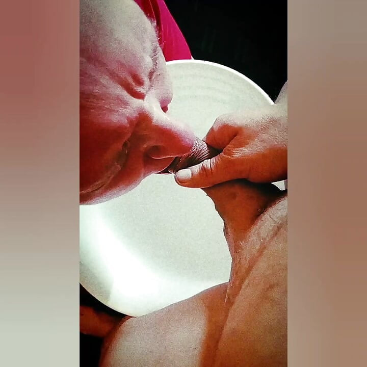 Βρωμιάρα βυζαρού της κατουράει τον Mick Stabbers στο στόμα