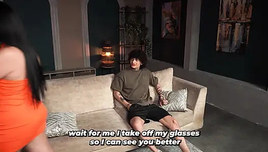 Büyük götlü üvey anne üvey oğlunu mastürbasyon yaparken yakalıyor ve ona nasıl yardım etmeye karar veriyor