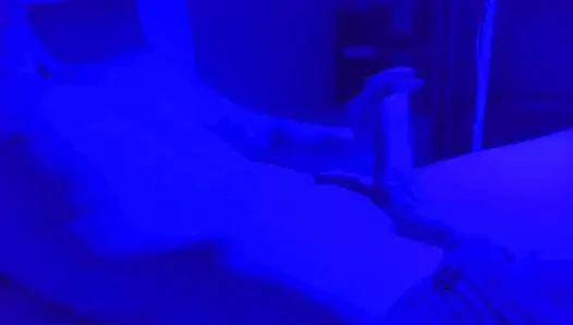 Azgın adam kendi kendine mastürbasyon yapıyor