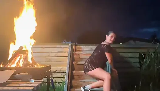 Godaan tangga oleh api - top tipis, thong & tarian lambat