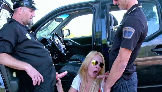 Tamara Dix, MILF blonde sexy, se fait baiser brutalement par deux policiers