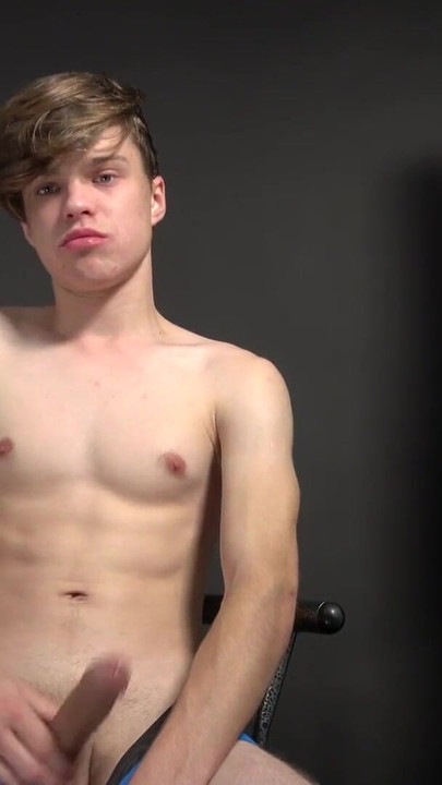 Śliczny czeski chłopak szarpanie swojego dużego kutasa | Klip 1