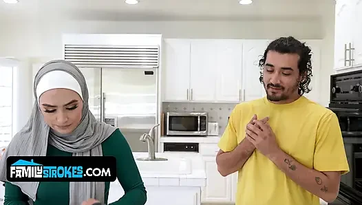 Dicke hijab-stiefmutter kitty valance verführt und fickt ihren glücklichen stiefsohn