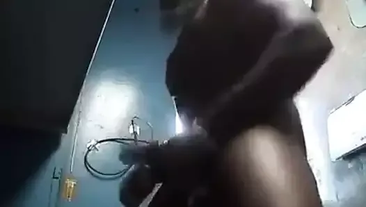 Un détenu noir musclé caresse sa grosse bite noire.