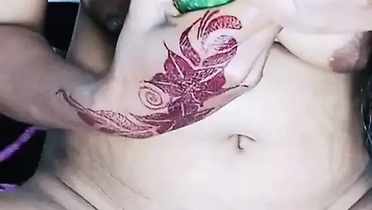 Indisches desi-mädchen für gurke genießen