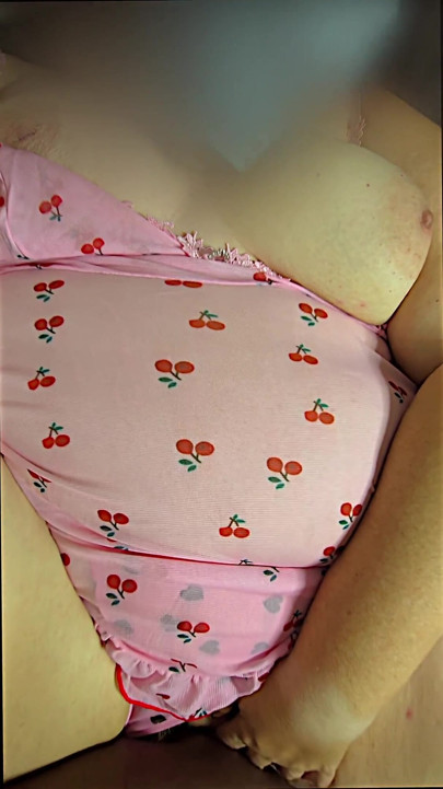 Kameramen ini mulai ngentot memek tebal influencer media sosial selama sting, pantat montoknya bikin cowok ini sange berat