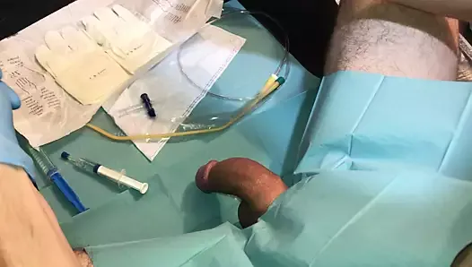 Première insertion douloureuse d’un cathéter dans le trou de pipi - éjaculation
