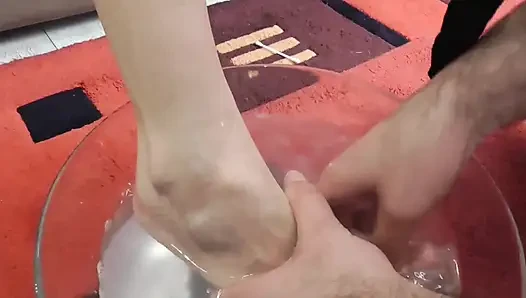 Ayak tabanlarını ovuyor ve ağzına sokuyor