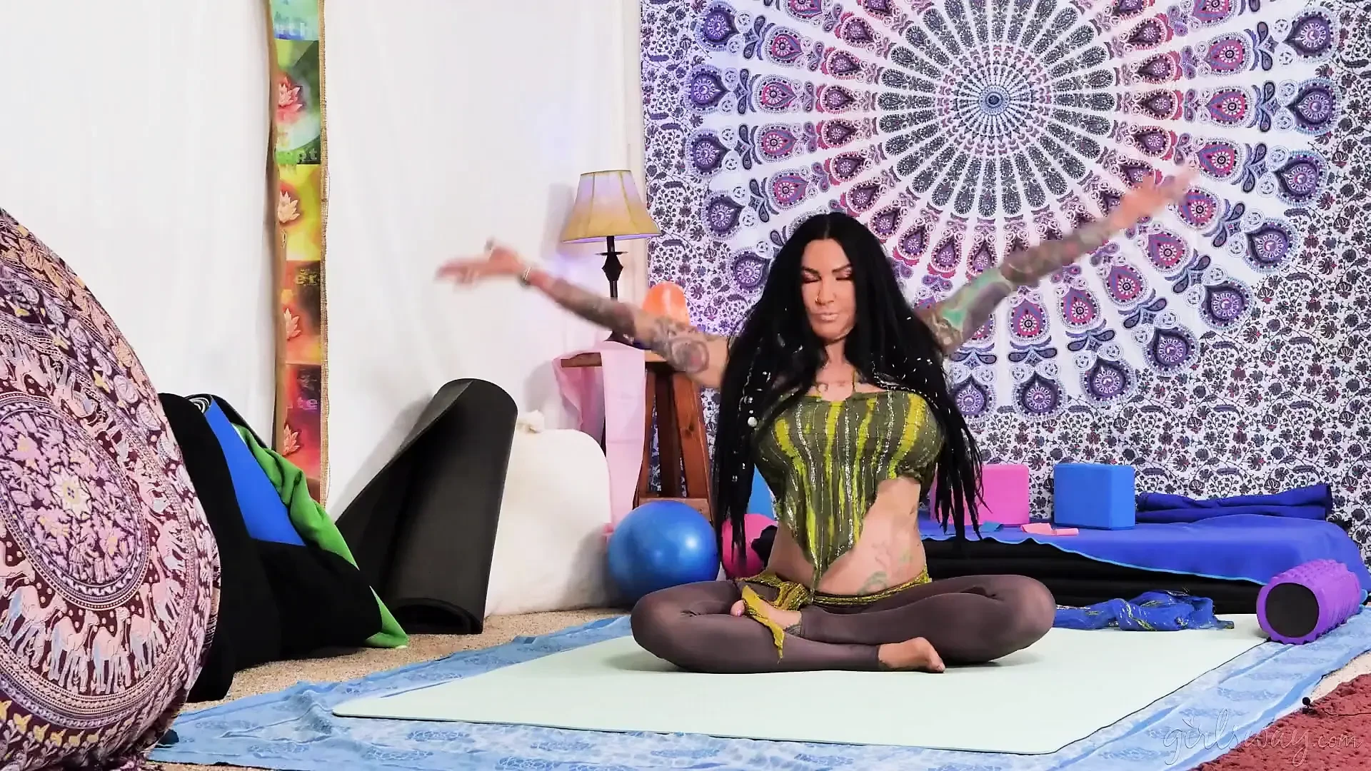 Girlsway - Jenevieve Hexxx guía a sirena serena en una sesión de yoga de tijera lésbica