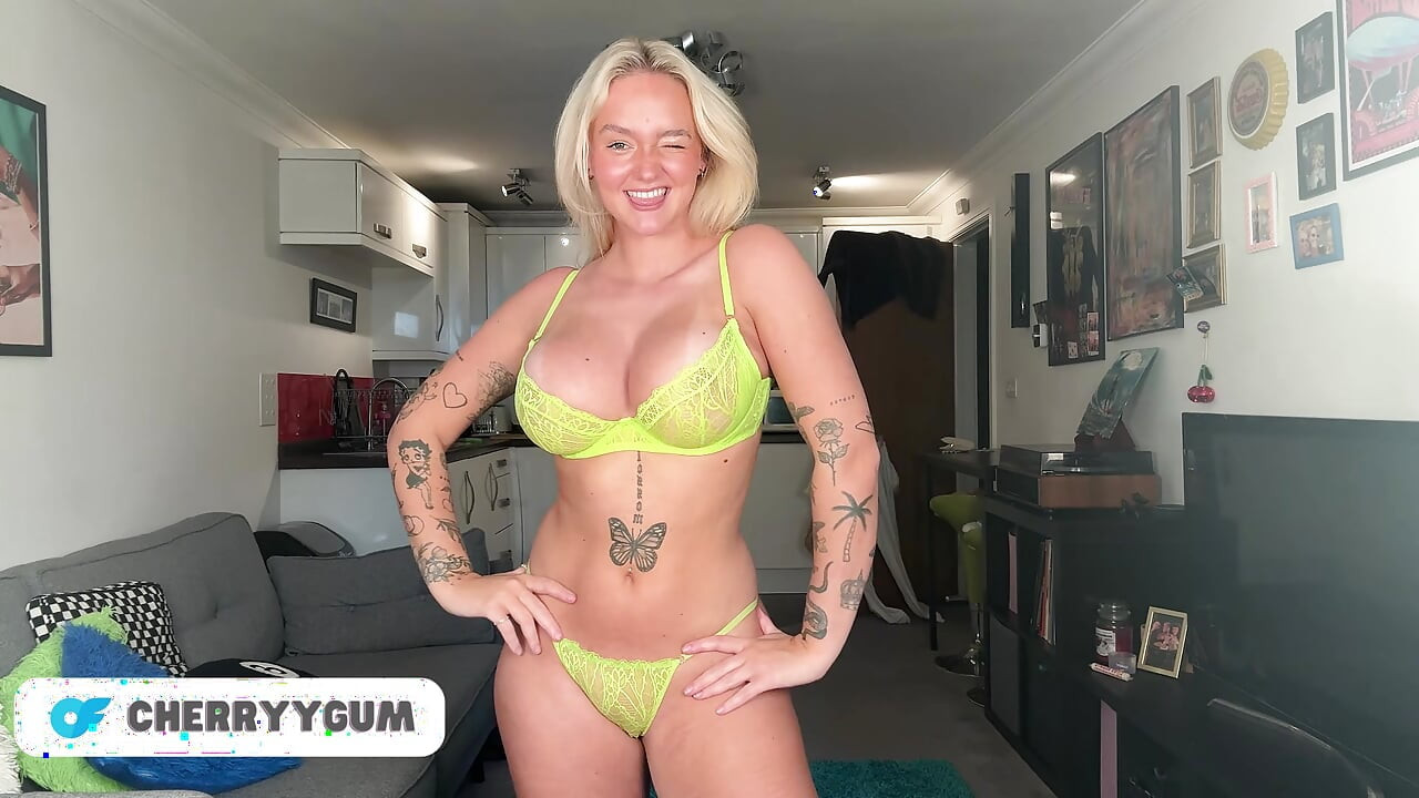 스타킹 누드를 통해 보려고 시도하는 겸둥이 십대