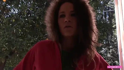 Si rambut cokelat yang tak tertahankan membuat payudaranya yang besar dicrot