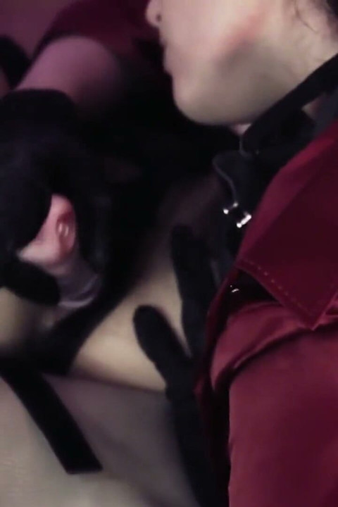 Kekuatan strap-on bisa menaklukkan lesbian penurut ini dengan berlutut