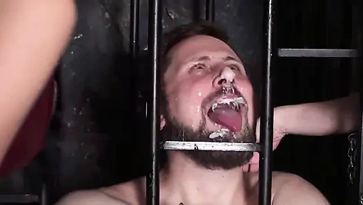 İki bayan kölelerine hükmediyor