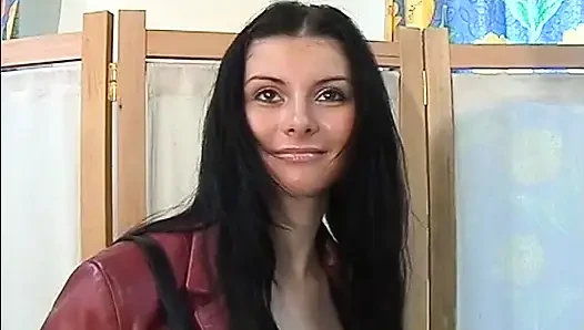 Schüchternes Cassandra-schätzchen bei ihrem ersten strip-interview