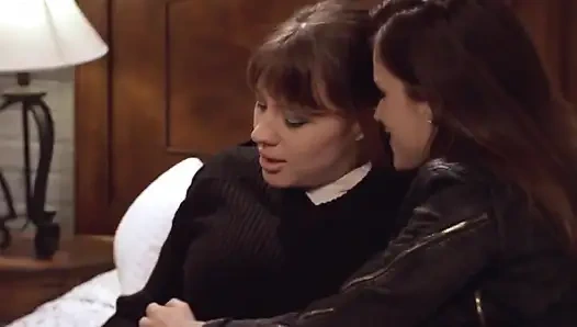 Лесбийские секс-игрушки в спальне