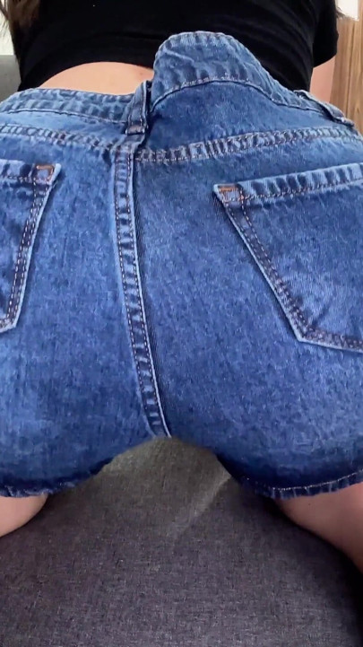 Blasts kentut pantat seluar jeans pendek terus ke muka awak