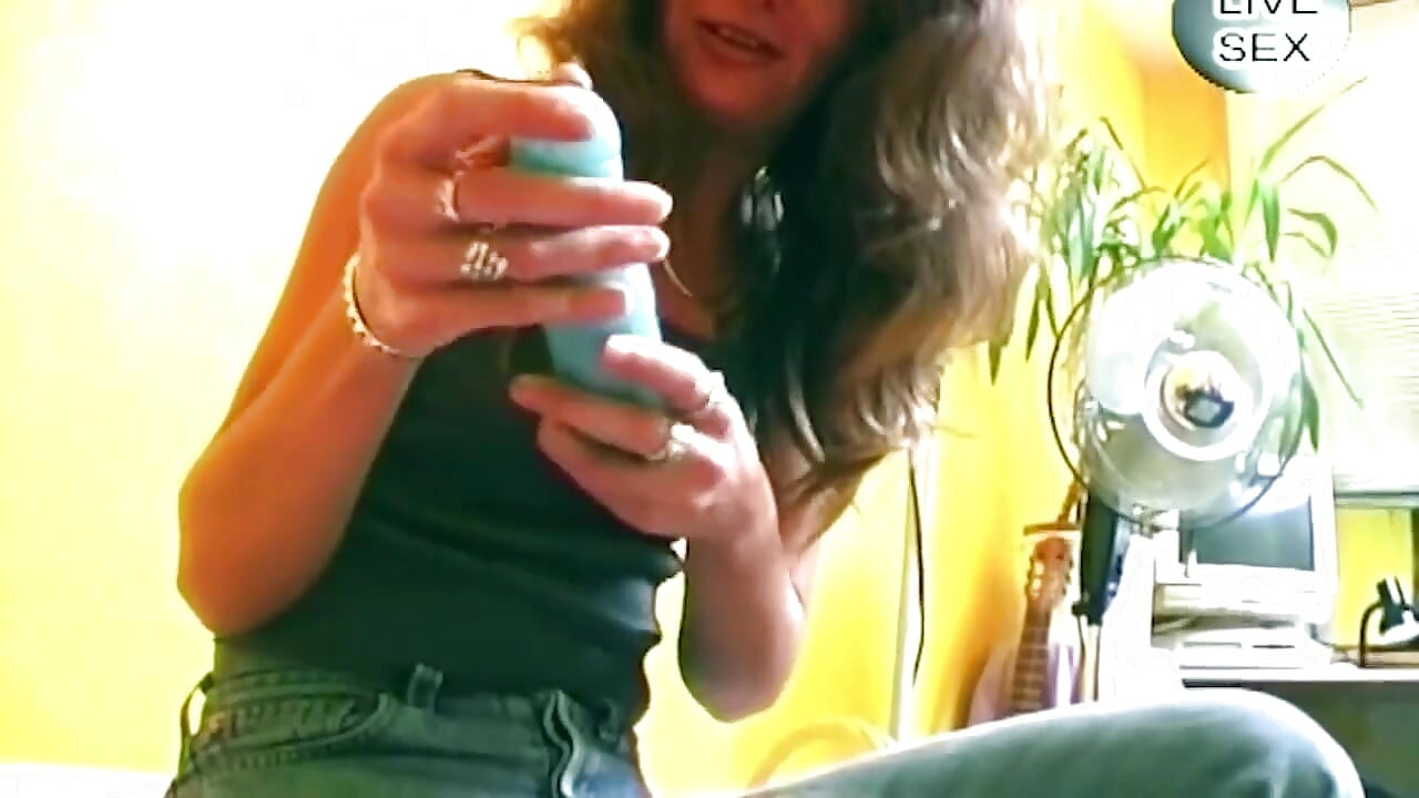 Esmer kadın büyük mavi dildosunu derinden kaydırıyor