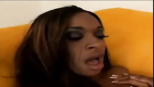 Cewek imut hot lagi asik ngangkang dan memek beceknya dijilat