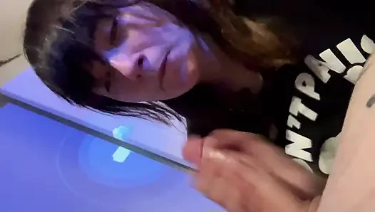 Sevimli queer erkek arkadaşına sakso çekiyor