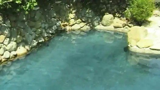 Lesbische Pool-Verführung