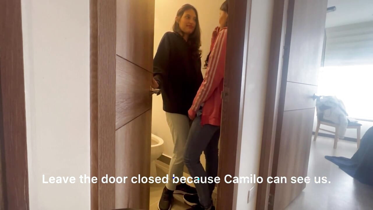 Duas mulheres casadas se encontram para se enfiar uma na outra em suas vaginas sujas
