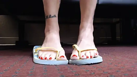 Parmak uçları yakın çekimde ayak parmaklarını oynatıyor