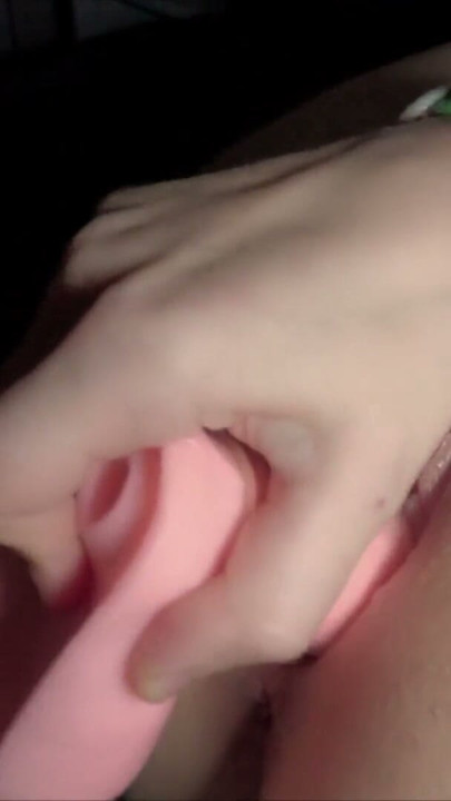 她一邊吸吮一邊用假屌自慰 | 第1集