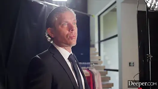 Lebih. Model seksi azul pamer sisi nakalnya sama kliennya